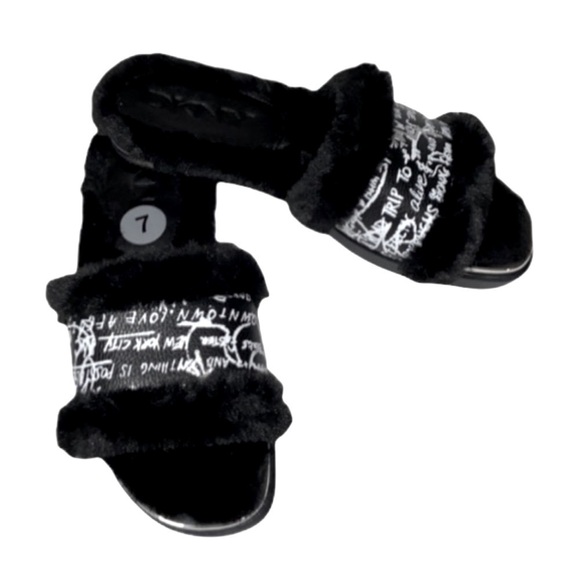 NEW DKNY Bevan Flat Faux Fur NYC
Graffiti slides 7 - Picture 3 of 7